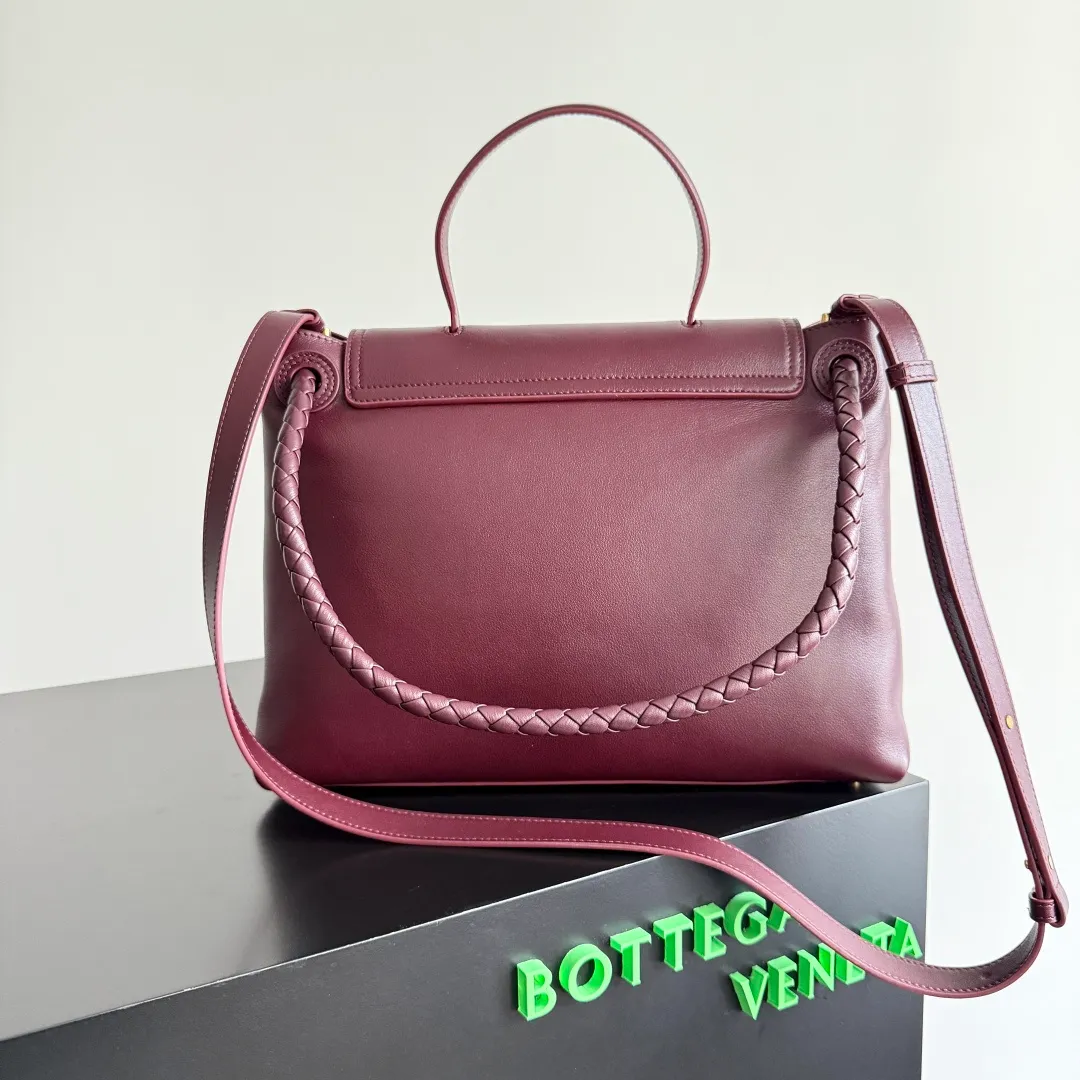 Batch 2360 BottegaVeneta Latest Ciao Ciao Bag Silky cowhide two-way flap handbag with signature twist detail, hidden hook closure, flap can be fastened to the front or attached to the INTRECCIATO woven interior pocket, comes with an adjustable and detachable crossbody strap, interior compartment, and also features a zippered pocket. The surprise flap has various shapes. Style 1 - Cover the bag surface and expose the knot decoration. Style 2 - Place the flap inside the bag. A buckle is also designed. Style 3 - The U-shaped position of the top handle in the hand bag. Style No.: 817231 Size: 34*26*15cm